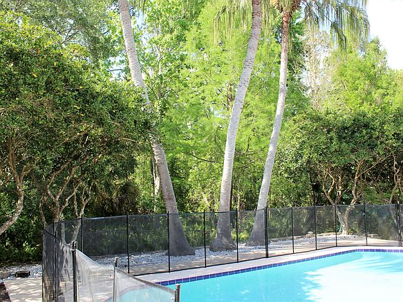 5th image of 324 Cypress Landing Dr