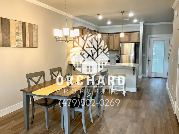 1829-1839 E. Brookview Circle