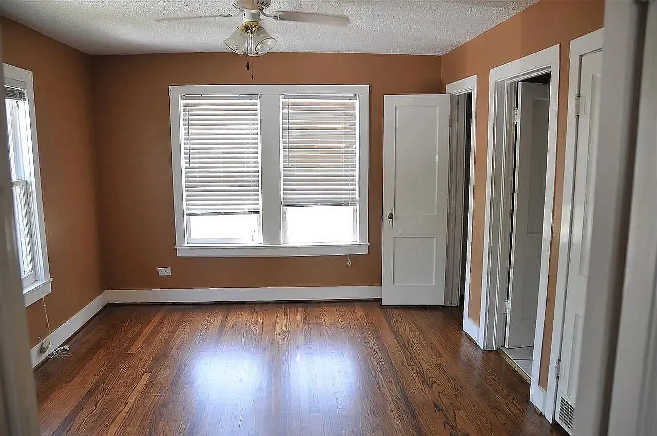 1523 S Robertson Ave — Photo 2