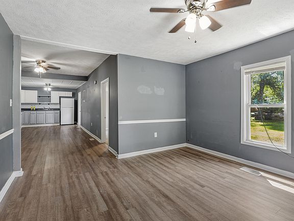 3rd image of 208 Pine St
