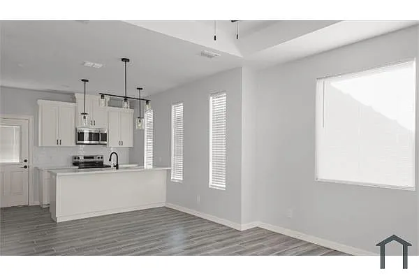Building Photo - 404 N Onyx Ave