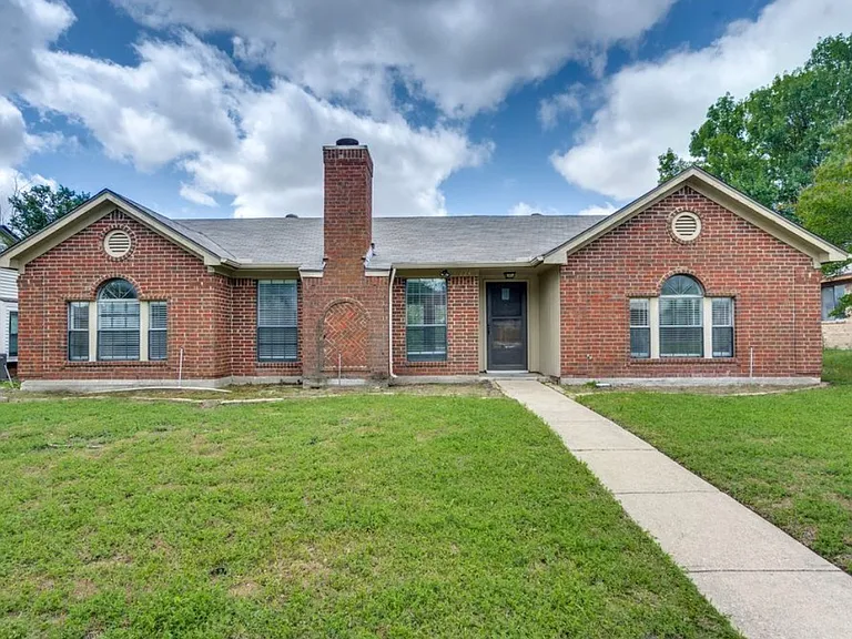 824 Simon Dr — Photo 1
