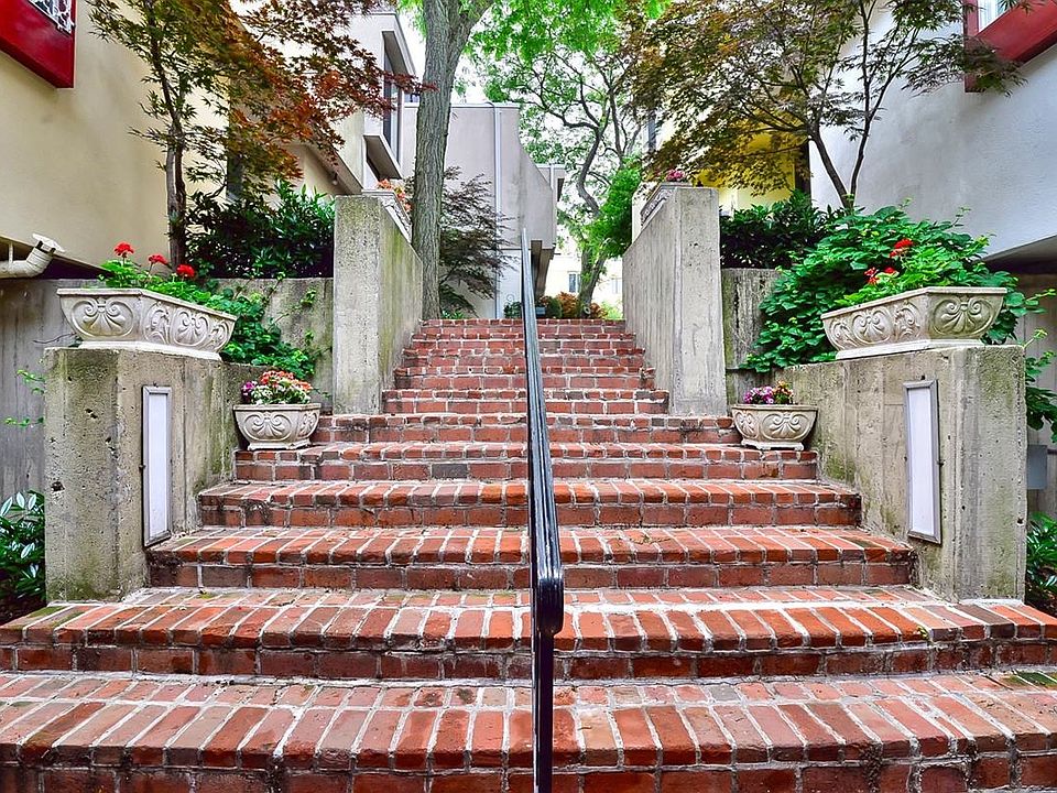 2nd image of 32 Lombard Mews