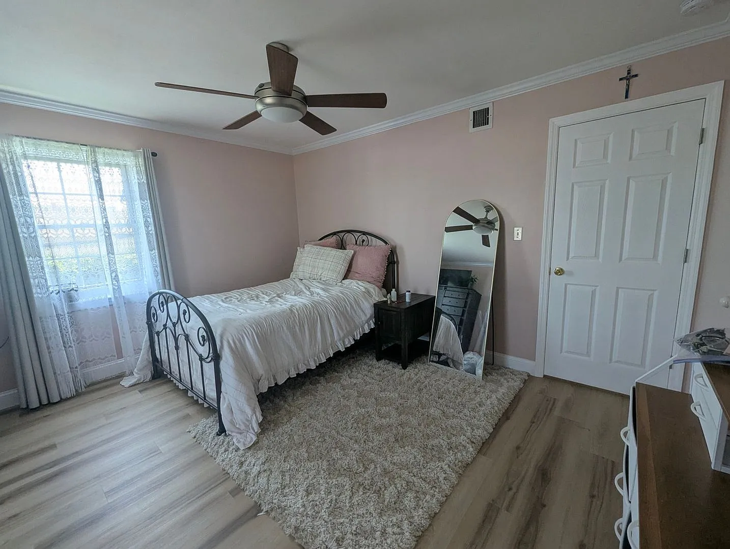 Renovated 1-Bedroom Apartment with Water Views, Private Entrance & Utilities Included — Photo 2