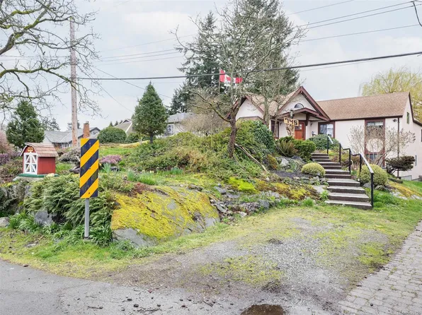 745 Middleton St, Saanich, BC V9A 2E1