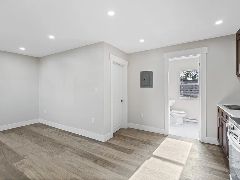 1157 Erie St E #3 — Photo 6