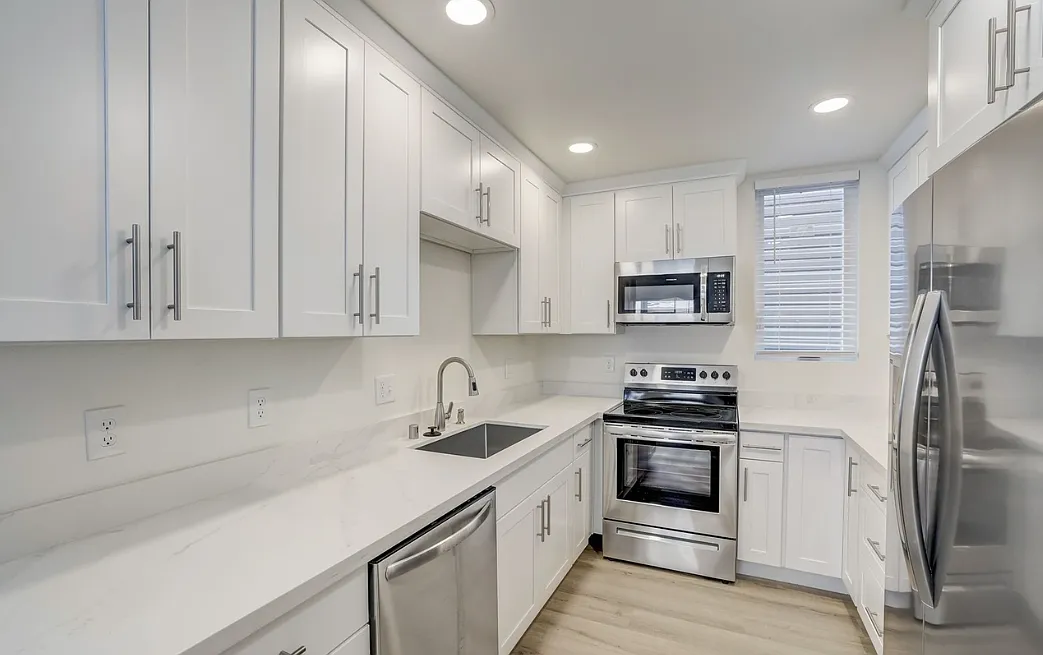 3 bed, 750 sqft, $1,974 — Photo 1