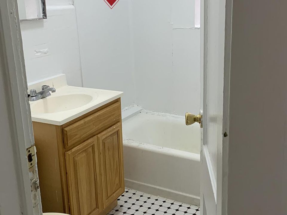 2nd image of 442 Monroe St #B1
