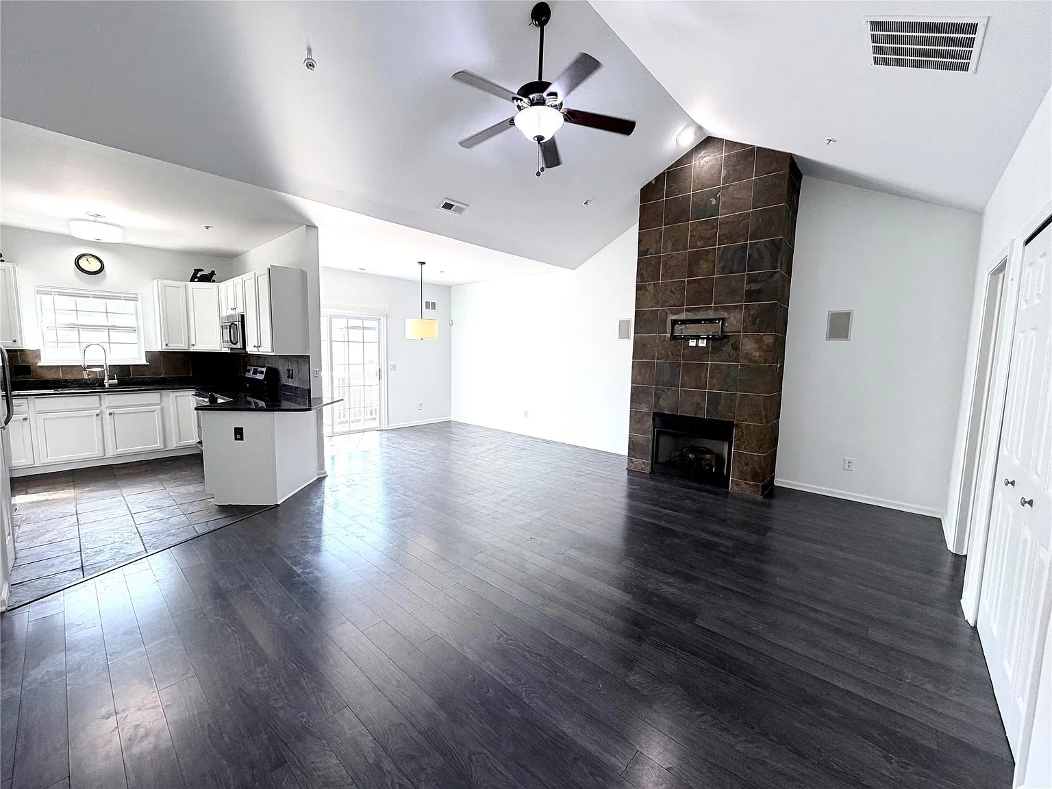 2 bed, 2.0 bath, 1242 sqft, $1,900 — Photo 3