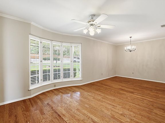 5th image of 310 W Lookout Dr