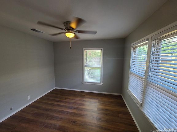 4th image of 114 Killarney Dr
