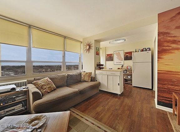 5th image of 3950 N Lake Shore Dr #1028