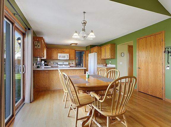 3rd image of 722 Joanne Dr