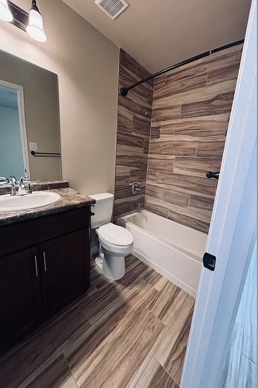 Beautiful 2 Bed/2bath With A Fenced Patio! Available Nov. 1st — Photo 3