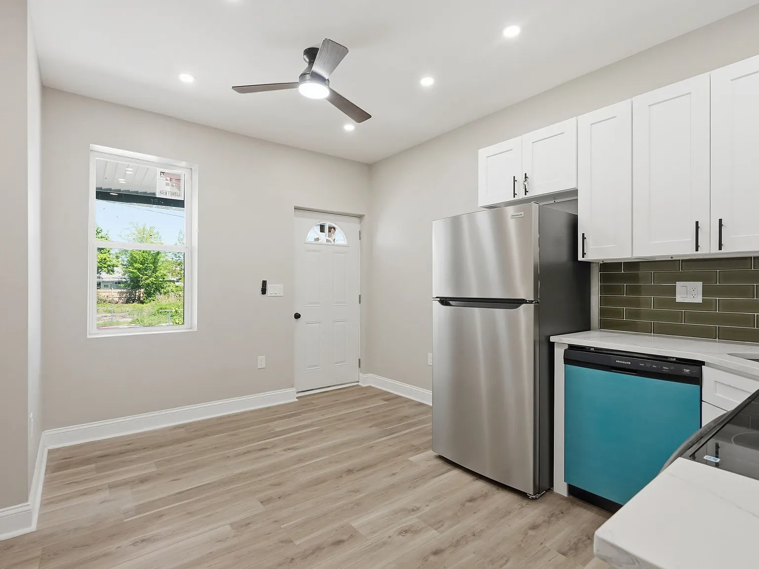 Gorgeous 2 Bedroom Available for Rent! — Photo 3