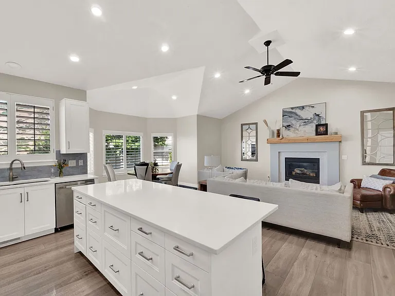 1693 E Crimson Oak Dr — Photo 5