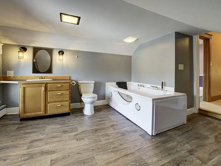 546 Webster St — Photo 4