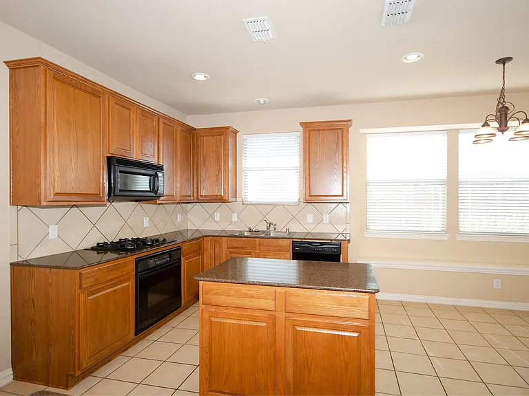 907 Mustang Ridge Dr — Photo 6