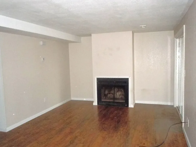 137 Sandridge Dr — Photo 2