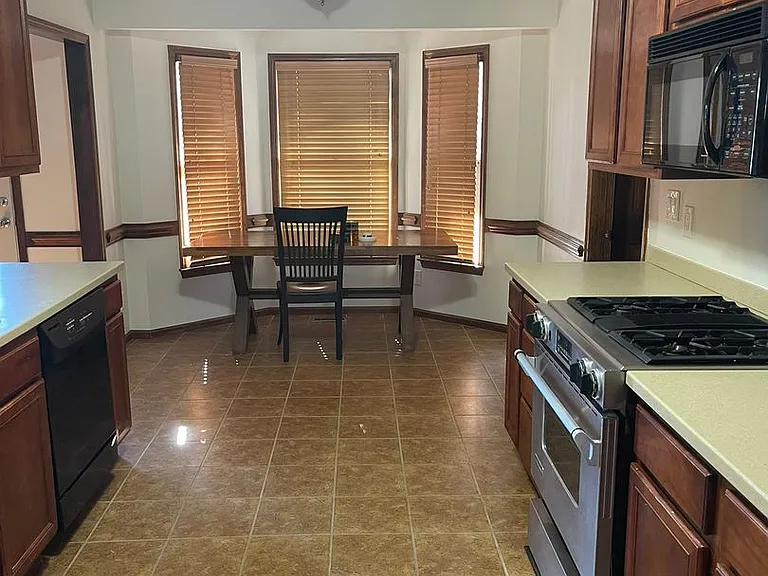 609 Georgetown Cir — Photo 40