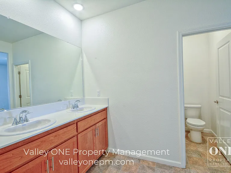 933 Tipton Ln — Photo 38
