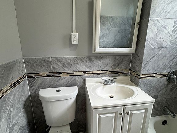 2nd image of 417 Leslie St #2L