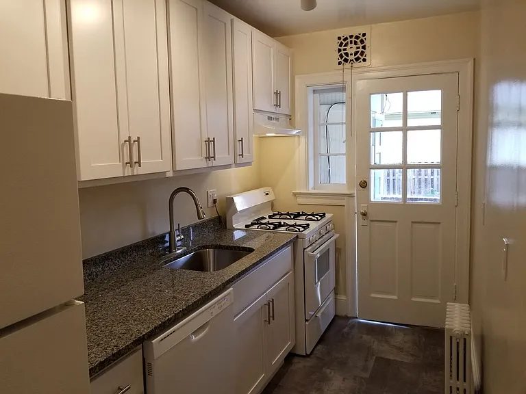 Mount Vernon Ave Apartments — Photo 24