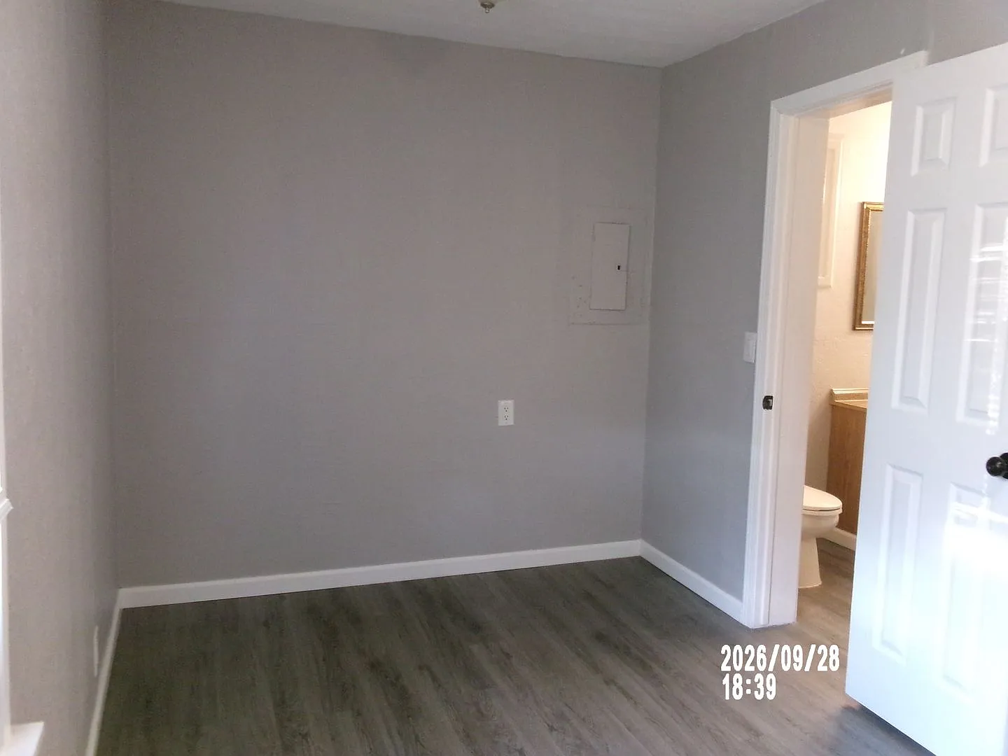 Charming & Cozy 2-Bedroom Cottage Available Now! — Photo 4