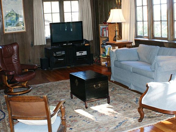 Cozy living room with working fireplace (not pictured).