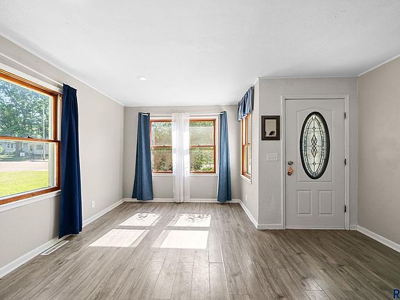 4th image of 703 S Blauvelt Ave