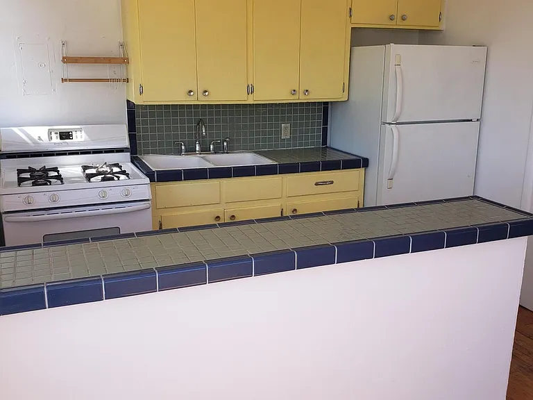 900 W Yandell Dr — Photo 3
