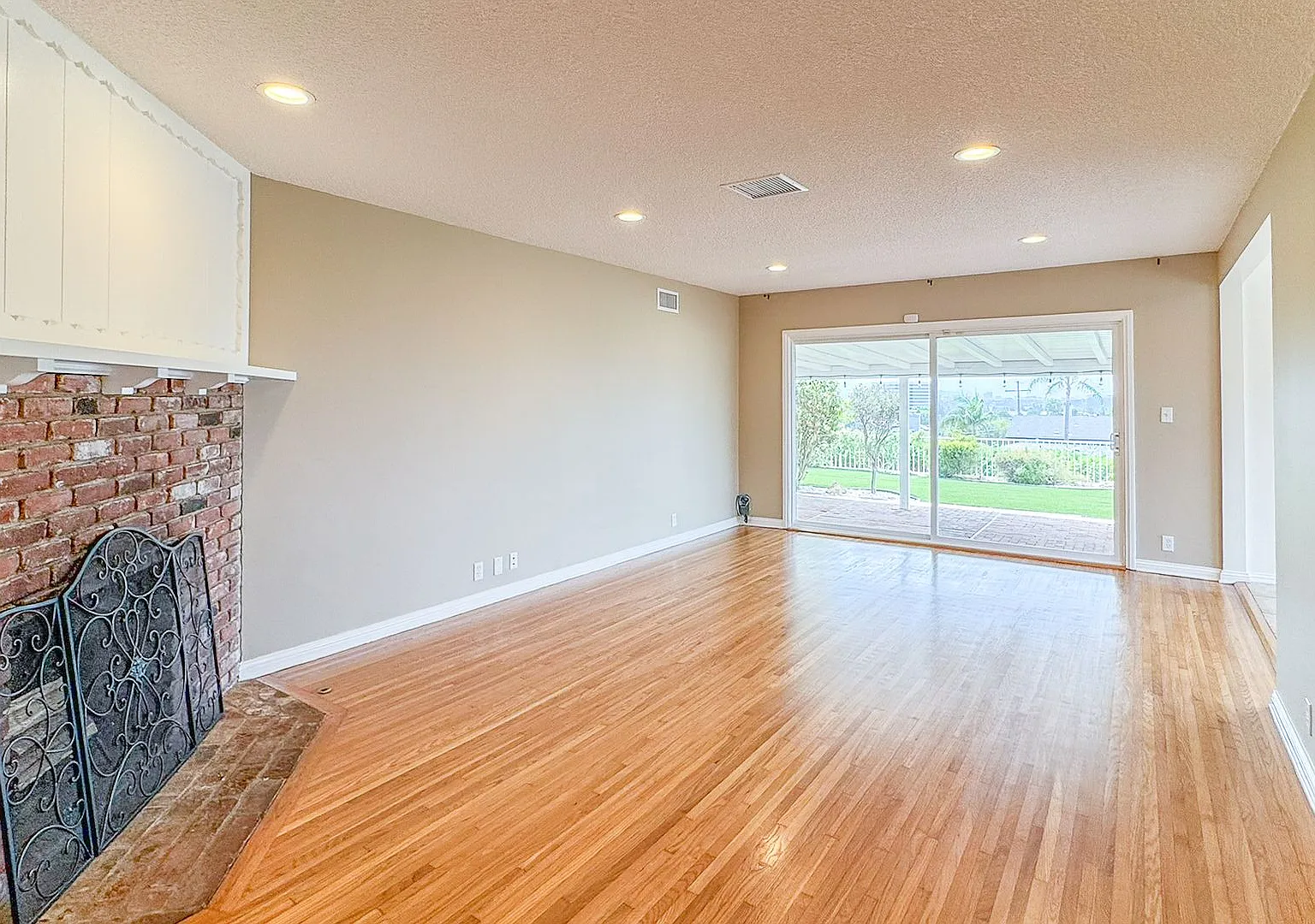 Charming 3-Bedroom Home with City Views & Large Yard in Culver City — Photo 3