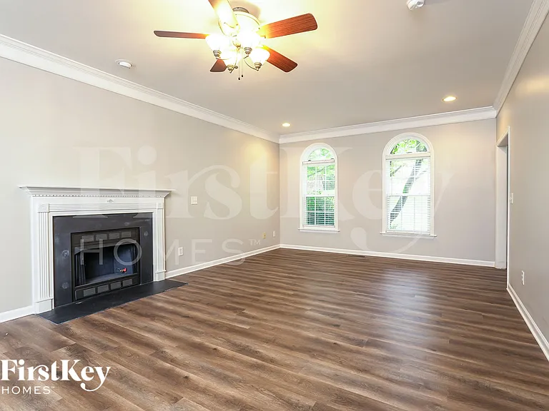 6590 Lake Dale Way — Photo 2