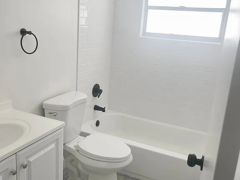2 Bedroom/1 Bathroom Move-in Ready Townhome w\ 1 Month Free Rent!! — Photo 5