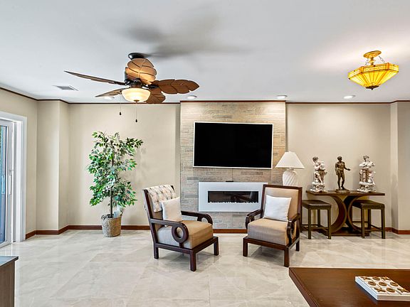 3rd image of 2601 S Roosevelt Blvd APT 103C