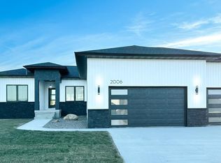 2006 Reese Rd, Cedar Falls, IA 50613