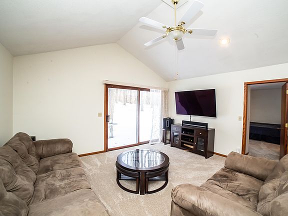 3rd image of 15542 Lakeshore Dr