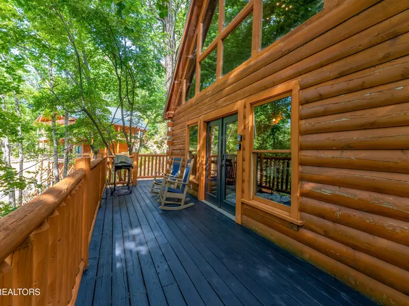 1820 Beach Front Dr, Sevierville, TN 37876