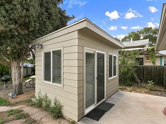 Outdoor heated bonus room. Office or art studio.