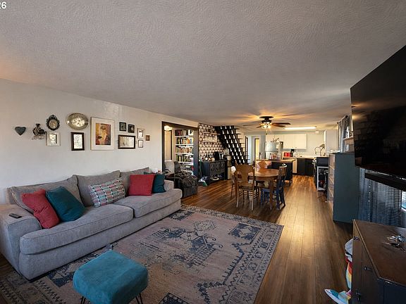 5th image of 1203 Oak St