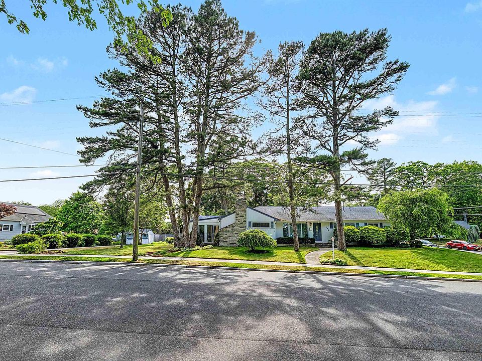 1st image of 748 Bayview Dr