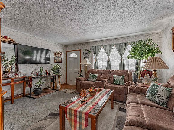 4th image of 526 Comet Ave