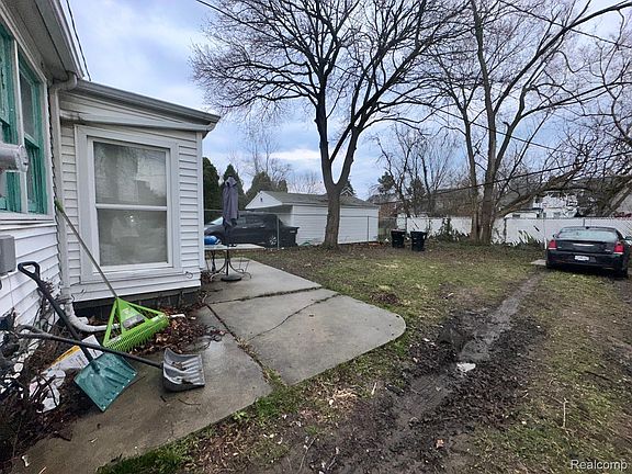 4th image of 15482 Rutherford St