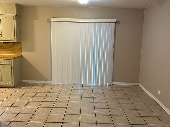3rd image of 302 N Rainbow Dr