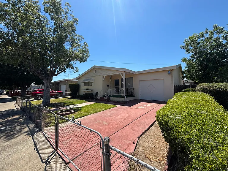 210 Benjamin Ave — Photo 2