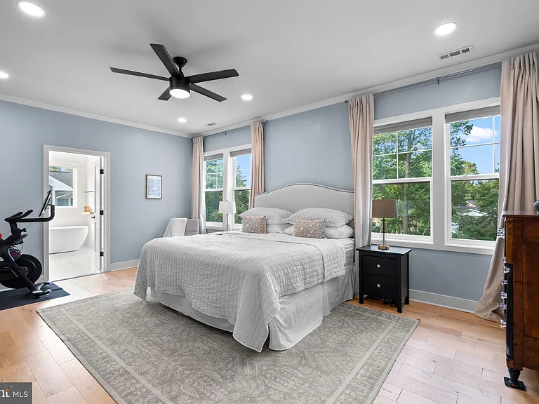 2854 Fairmont St — Photo 17