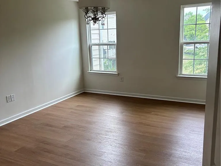 1155 Westminster Dr — Photo 12
