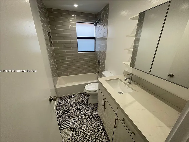 1637 SW 10th St #2 — Photo 8