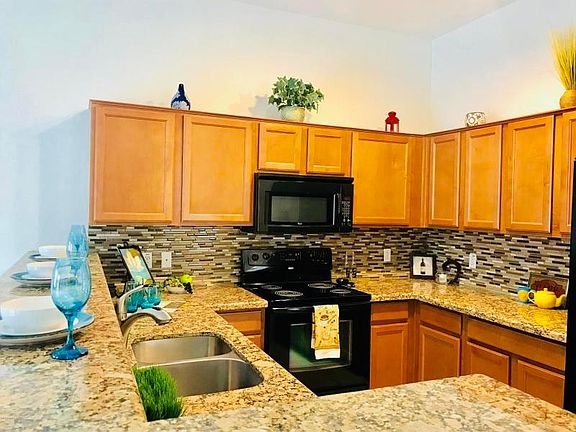 Kitchen with breakfast bar