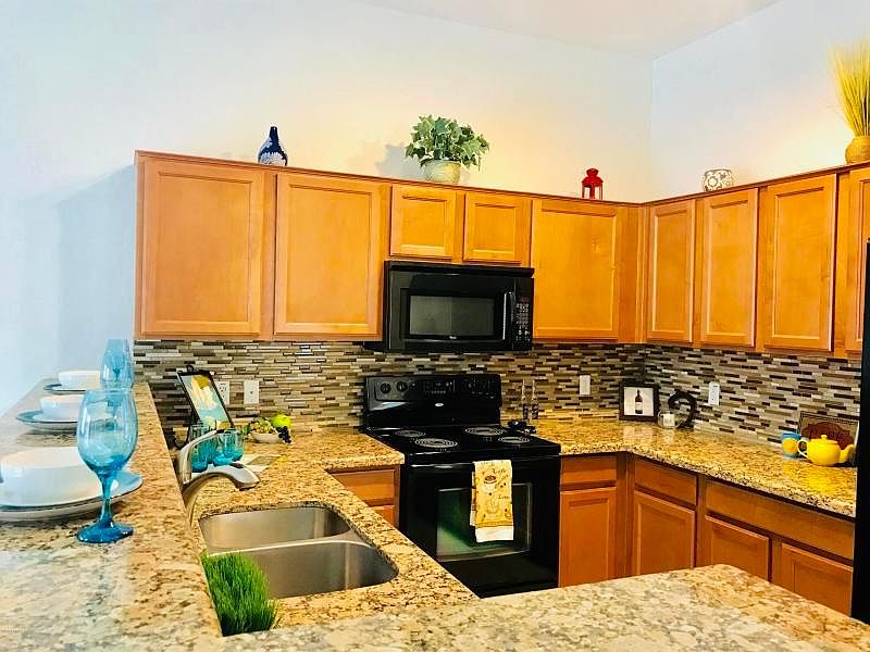 Kitchen with breakfast bar